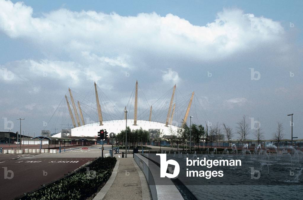 Millenium Dome in London (England), directed by Richard Rogers in 1999.