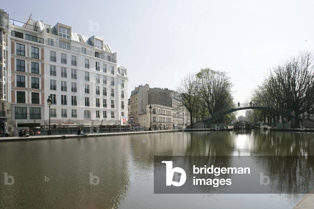 The Canal Saint Martin in Paris 10th. Inaugurated in 1825, the Saint-Martinae Canal connects the Villette basin to the Seine. It has 9 locks and 2 turntables. Photography 2005.