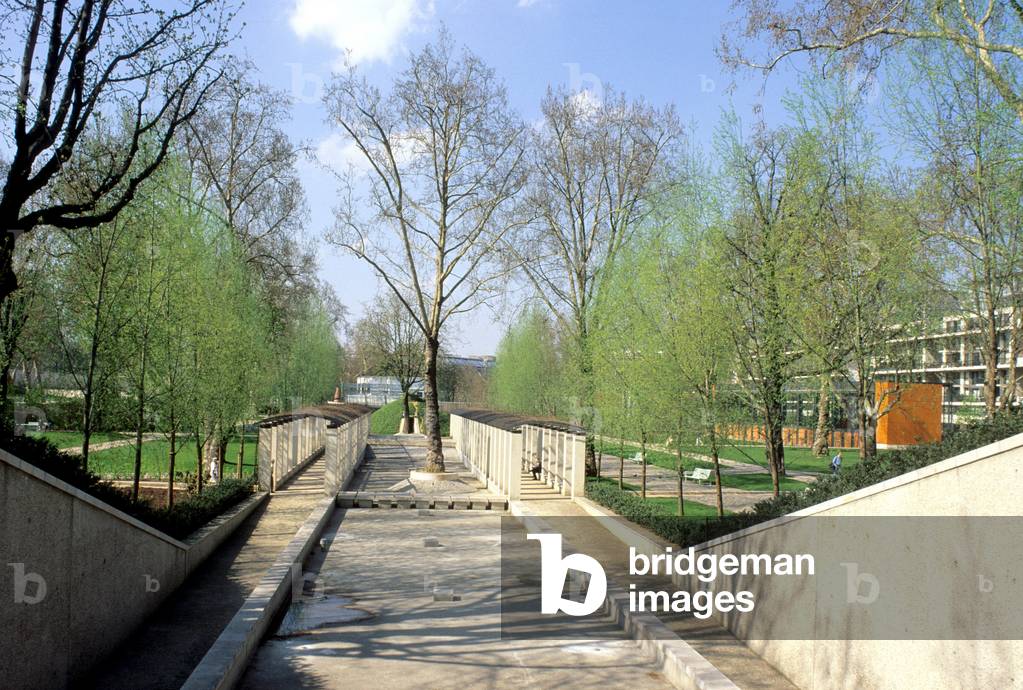 Le Parc de Bercy, Paris 75012. Architect: Bernard Huet with Madeleine Ferrand Jean-Pierre Feugas and Bernard Leroy. Landscapers: Ian Le Caisne and Philippe Raguin, 1993-1997. The Parc de Bercy has been moved to the site of the old wine warehouses of Bercy