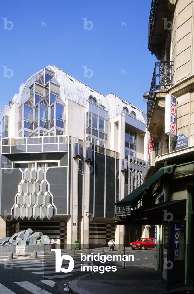 L'Hotel des ventes Drouot, 9 Rue Drouot, Paris 9e. Construction 1980, architects Jean Jacques Fernier and Andre Biro. The aluminium panels of the facades are designed to evoke the curtains of the concierges.