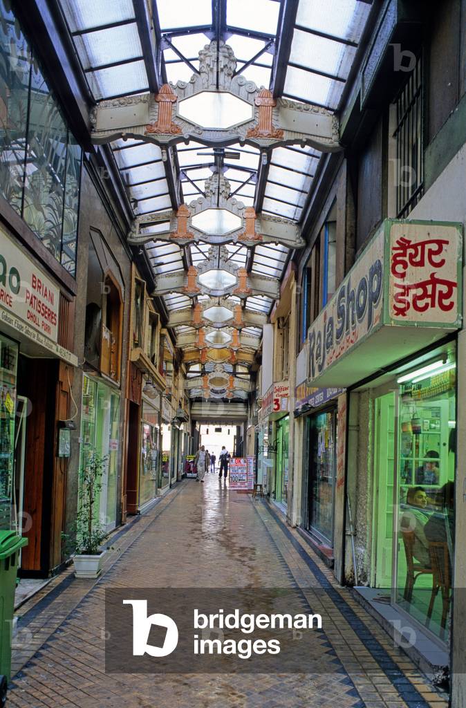 Passage from Prado to Paris 10th. Built in 1828, the Brady Passage was first specialized in textiles. Since the years 1970-80, he has moved to Indian and Pakistani commerce: restaurants, grocery stores, hairdressers animate the passage of Indian music and scent.