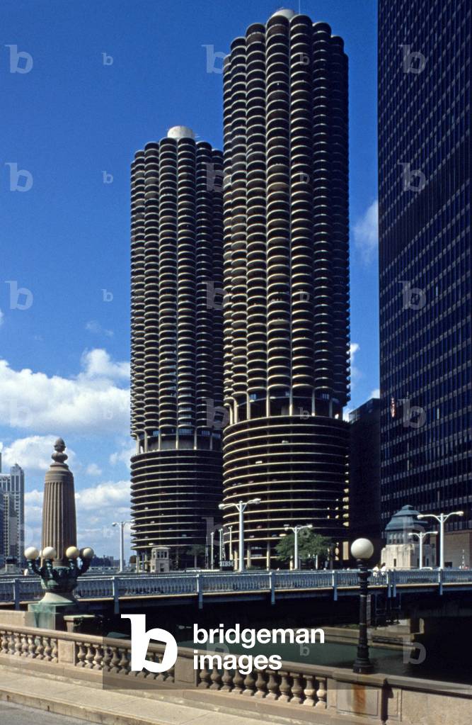 Marina City, The River, Chicago, USA. Architect Bertrand Goldberg, 1964-1967. Photography 10/04/90.