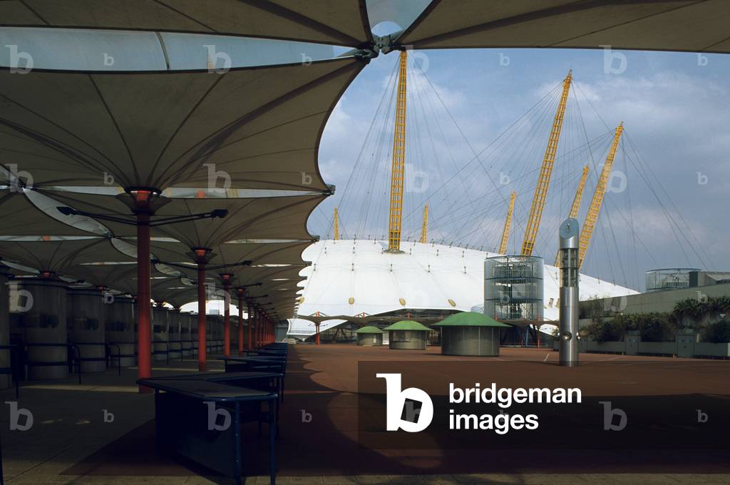 Millenium Dome in London (England), directed by Richard Rogers in 1999.