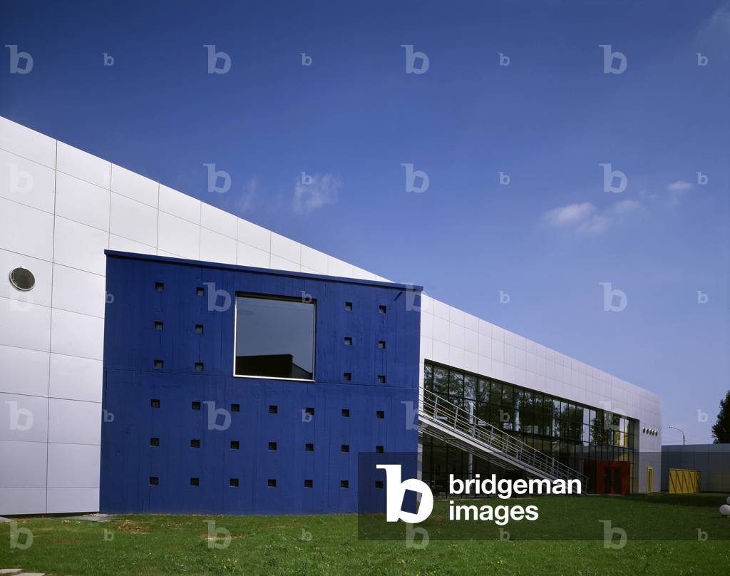 Le Centre administratif et le restaurant de la Societe Jaeger Regulation a Chartres (Administration centre and office canteen at the Societe Jaeger Regulation in Chartres). Architect Jean-Louis Godivier, 1989.