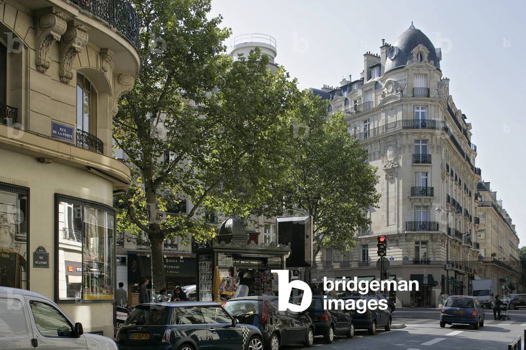 The corner of rue de la Pompe and rue Victor Hugo, Place Jean Monnet, Paris 16th. Photography 09/08/07.