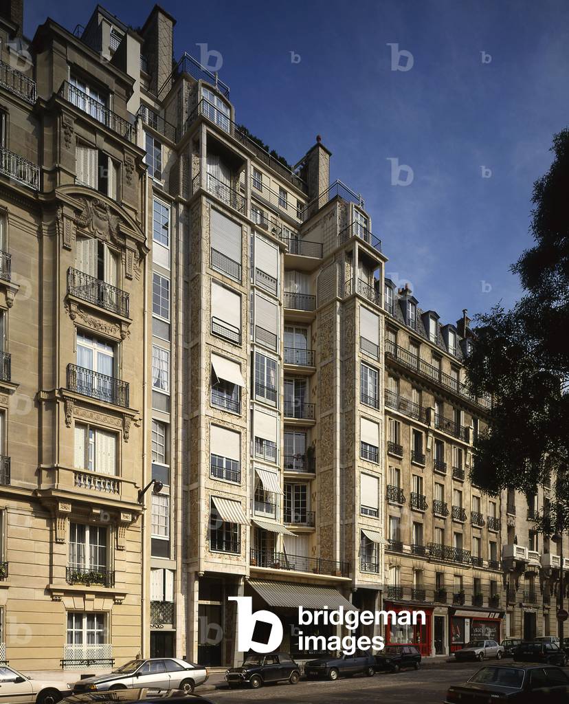Accommodation, 25 bis rue Franklin, Paris 75016. Construction 1903-1904, architects Auguste (1874-1954) and Gustave (1876-1952) Perret. The facade is covered with red tiles with floral designs inspired by Art Nouveau.