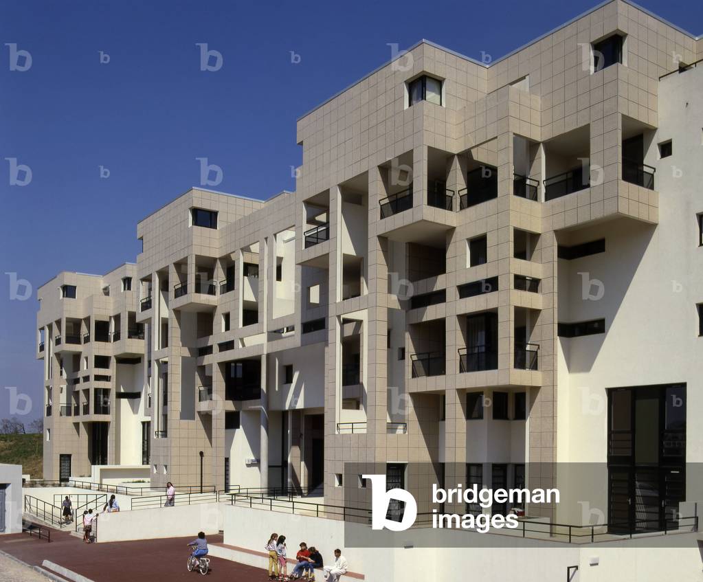 Social housing a Evry (Essonne). Realisation 1986, architect Henri Ciriani. Photography 01/01/86.
