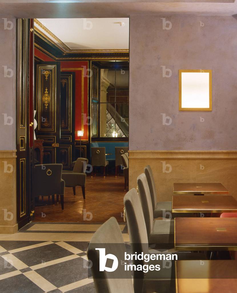 Cafe Marly, Grand Louvre, Paris. Architecture by Yves Taralon and Olivier Gagnere, 1994. Photography 1994.