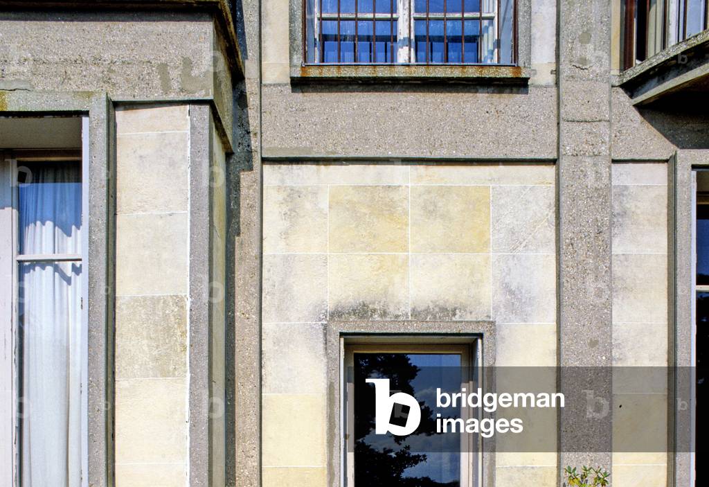 The villa Nubar Bey in Garches (Hauts de Seine). Construction 1931-1932, architects Auguste and Gustave Perret. Large Villa built for an Egyptian minister, Nubar Bey Pasha. Made of concrete weapon and Burgundy stone, the villa overlooks a terraced garden of which only remains a small part of the original trace. Photography 20/05/89.