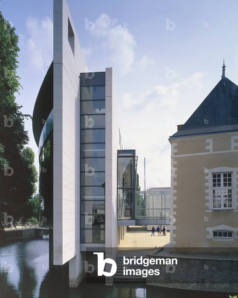 The extension of the town hall of La Fleche in the Sarthe, architect Adrien Fainsilber, 1994.