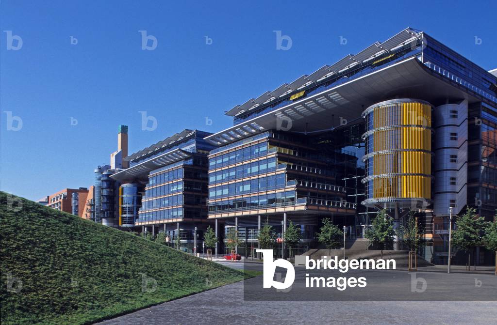 Office and residential building in the Potsdamerplatz district of Berlin (Germany). Architect Richard Rogers, 1998. Photography 15/08/03.