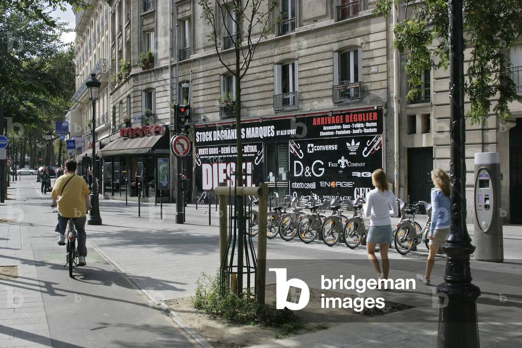 A bicycle path, boulevard Magenta in Paris 10th. Photography 18/08/07.