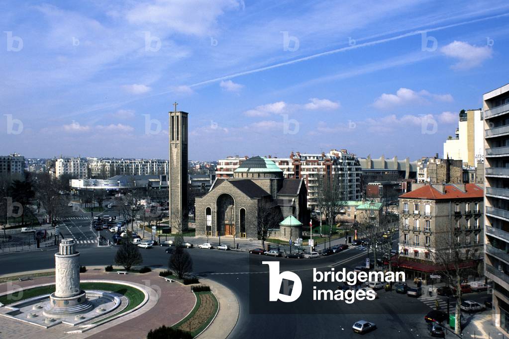 Place de la Porte de Saint Cloud in Paris. Located on the grounds of the ancient fortifications, the church of Sainte Jeanne de Chantal is conceived in the nnees thirty in Byzantine Romano style, with a wide dome. Bombarded during the war, the church was not completed until 1956.
