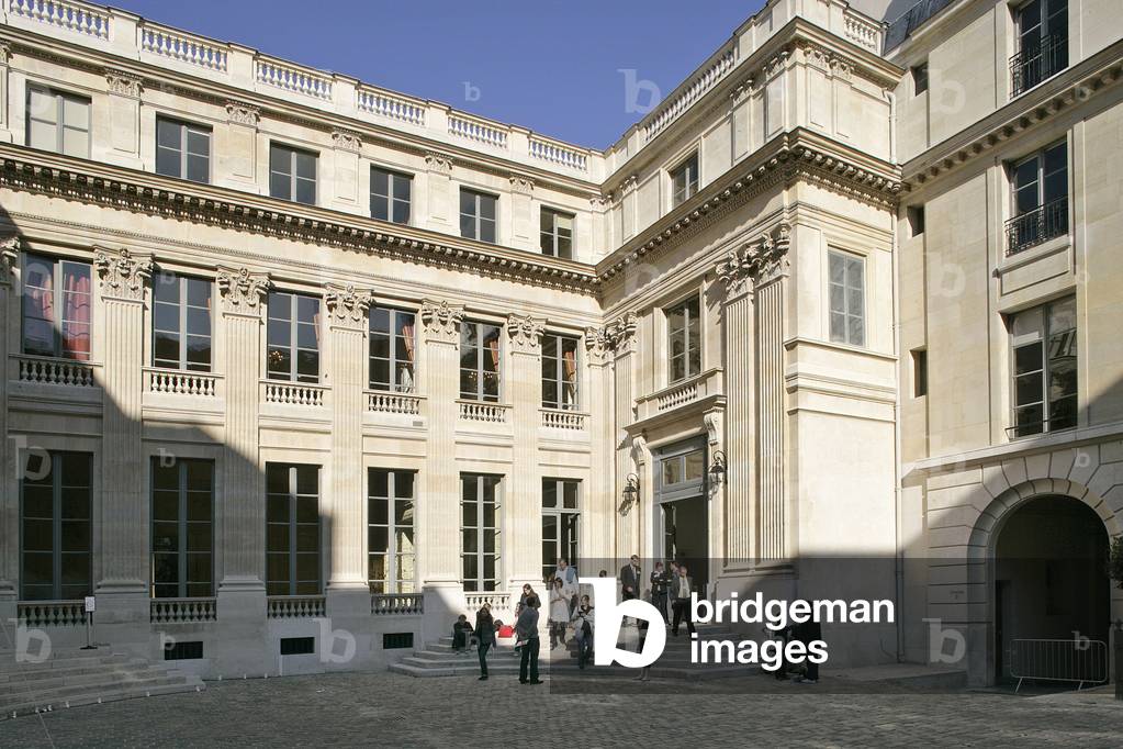 The Ministry of Education Nationale, Rue de Grenelle, Paris 7th arrondissement. Photography 18/06/08.