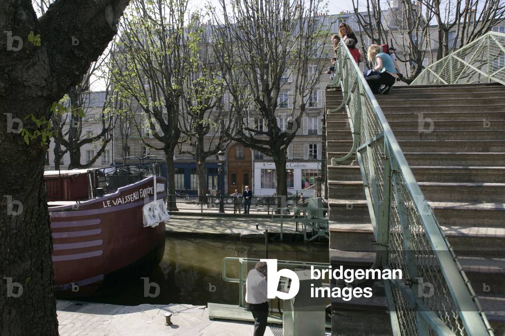 Lock of the Saint Martin Canal at the Quai de Valmy, Paris 10th. In 1825, the Canal Saint Martinælinks the basin of the Villette to the Seine. It has 9 locks and 2 turntables. Photography 2005.