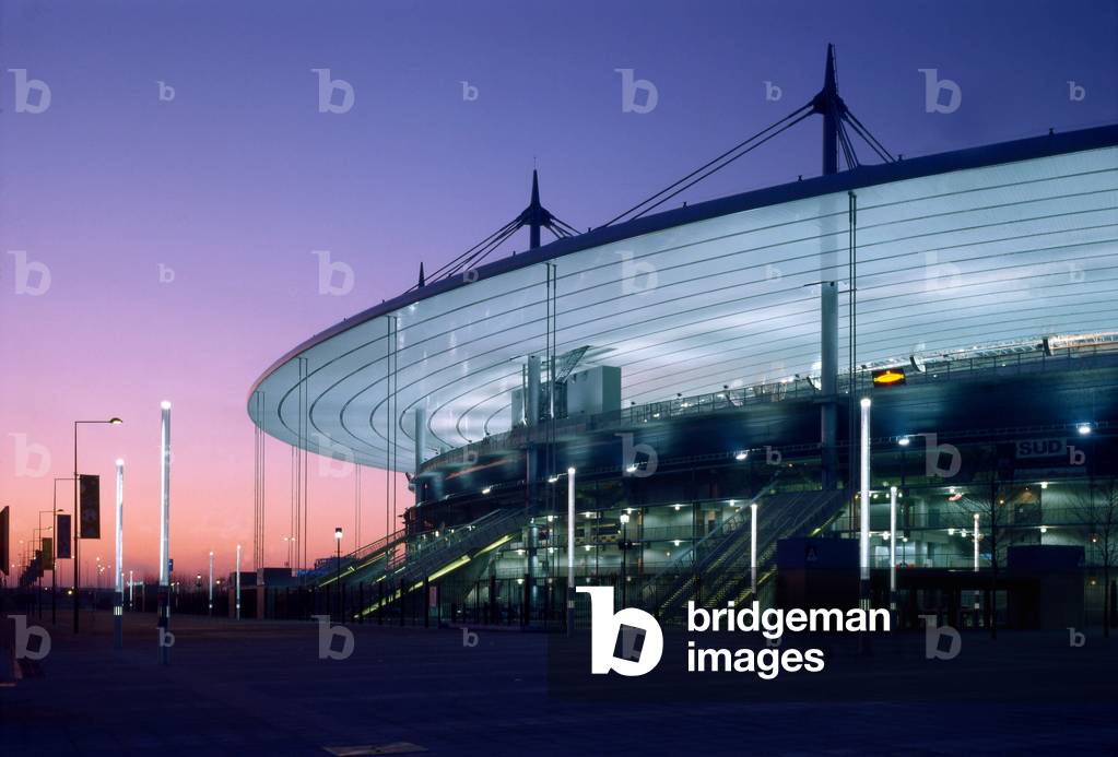 Stade de France, Saint-Denis, Seine Saint Denis (Seine-Saint-Denis), Ile de France. Architecture by Claude Costantini, Michel Macary, Michel Regembal and Aymeric Zublena, 1998. Photography 1998. The Stade de France, the first stadium in the world, can accommodate between 80,000 and 100,000 sepctators for sporting events, concerts and shows.