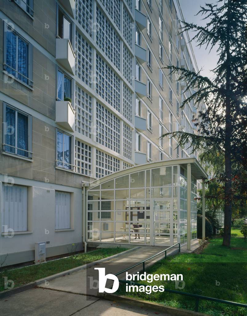 Social housing, avenue du Marechal de Lattre de Tassigny a Rueil Malmaison (Hauts de Seine). Rehabilitation in 1994. Photographie 1995, published in Housing social dans les Hauts de Seine, Topos number 14-15, editions CAUE 92.