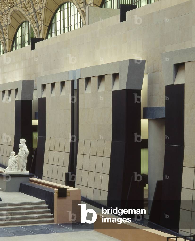 Musee d'Orsay, 1 rue de Bellechasse, Paris 75007. Architects of rehabilitation between 1980-1986: ACT Architecture and Gae Aulenti. Photography 1986. Former Gare d'Orsay, built by Victor Laloux and inaugurated for the Universal Exhibition in Paris on 14 July 1900. Saving from demolition, the former station became a museum for national art collections from 1850 to 1914. Wall detail in the large nave in blonde stone of Burgundy.