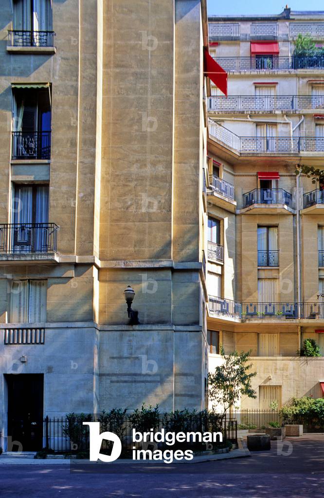 Accommodation, Square Charles Pathe a Paris 75016. Construction 1928, architect Pierre Patout (1879-1965).