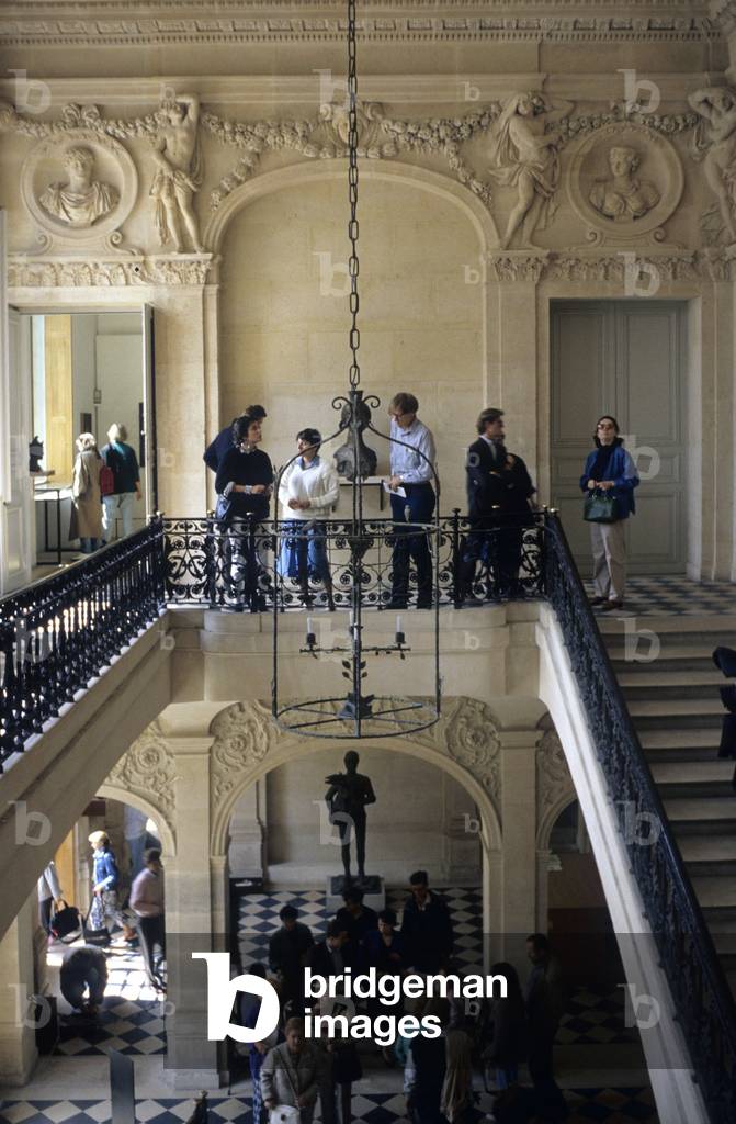 The Picasso Museum, 5 rue de Thorigny, Paris 75003. Architecture by Roland Simounet, 1975-1985. The Hotel Sale was built from 1656 to 1659 by Jean Boullier de Bourges. The building owes its name to its sponsor, Pierre Aubert, seigneur of Fontenay, charged with collecting the tax on salt - the gabelle. After his purchase by the city of Paris, he was rehabilitated to receive works by Picasso. Photography 1986.
