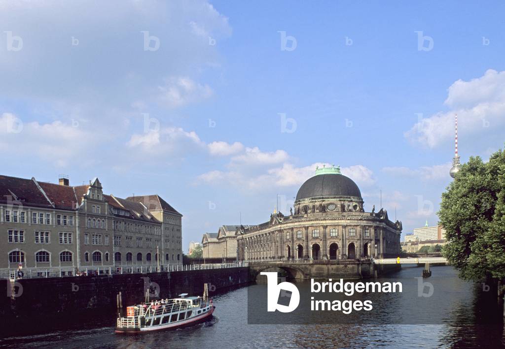 Bodes Museum on the island of Musees in Berlin (Germany). Fly boat. Photograph 10/08/03.