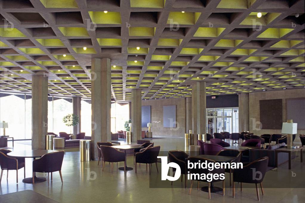 University of Law on Chicago University Campus, between Blackstone and Cottage Grove Avenues and East 55th and East 60th Streets in Chicago, USA. Construction 1960, architect Eero Saarinen. Photography 12/04/90.