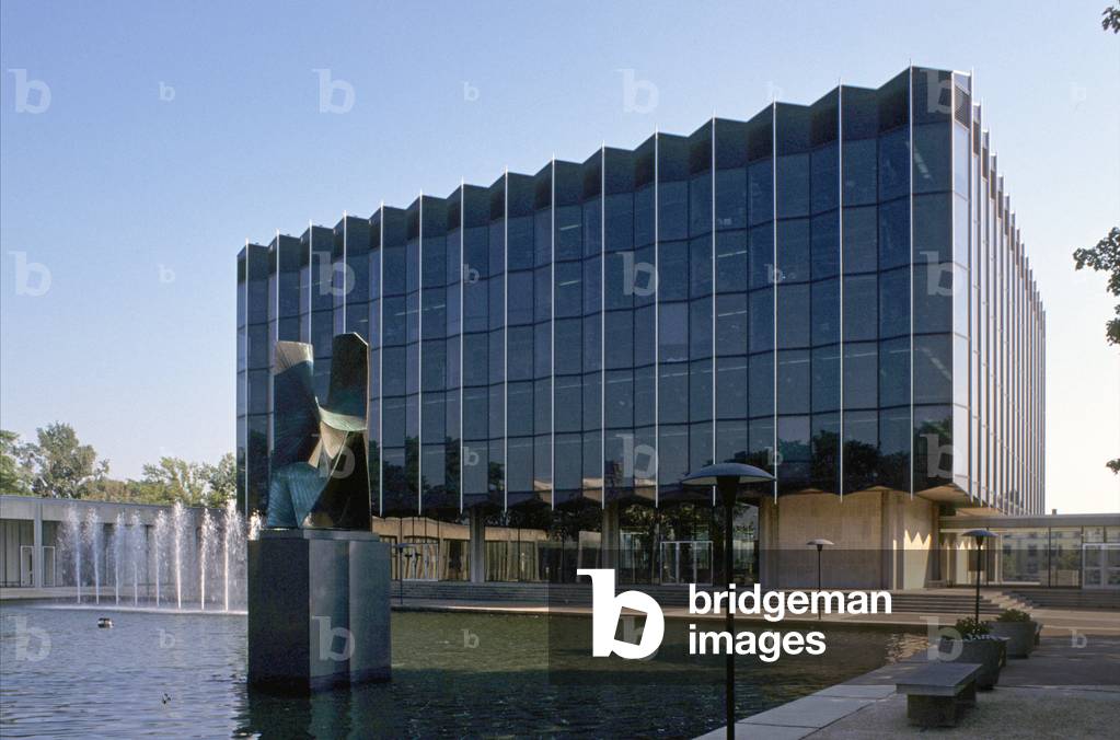 University of Law on Chicago University Campus, between Blackstone and Cottage Grove Avenues and East 55th and East 60th Streets in Chicago, USA. Construction 1960, architect Eero Saarinen. Photography 12/04/90.