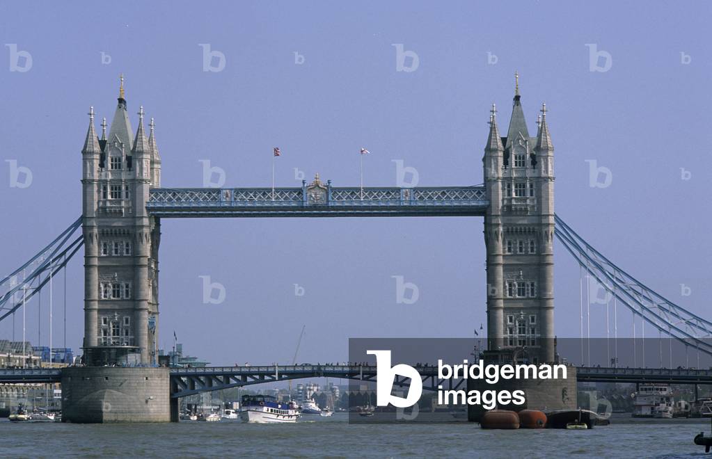 Tower Bridge to London (England). Construction 1894, architects John Wolfe Barry and Horace Jones. Photography 10/04/03.