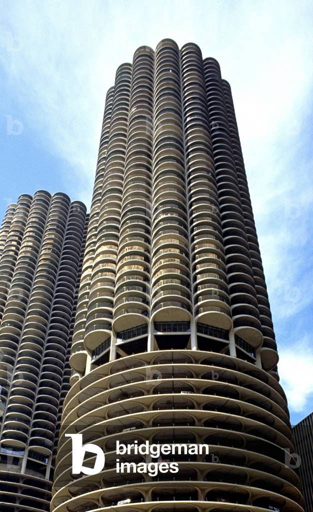 The towers from Marina City to Chicago. Architect Bertrand Goldberg, construction 1964-1967. The twin towers of Marina City, called the epis de mais because of their shape, are located on the banks of the river, these two buildings have 62 storeys, the first 18 of which contain parking lots. Photography 20/04/90.