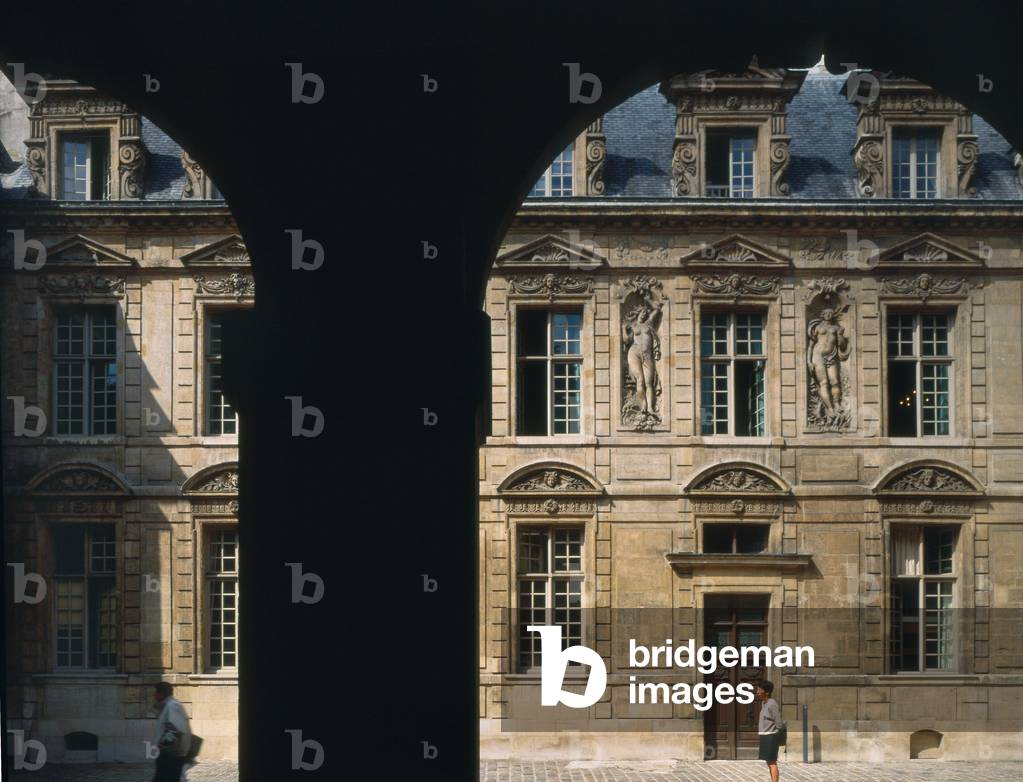 L'Hotel de Sully, 62 rue Saint-Antoine (Saint Antoine), Paris 4. Architecture by Jean Androuet du Cerceau (1585-1649), 1625-1630. The hotel de Sully was built between 1625 and 1630 by the master macon Jean Notin, on plans of Jean I Androuet du Cerceau, for the financier Mesme-Gallet. Sully became owner on 23 February 1634. He lived there and passed it on to his family. Henri IV's Superintendent of Finance will lavishly decorate his new home, without staying there assiduously. The hotel was sold to Benoit Turgot de Saint-Clair in 1752, before becoming the property of the family of Boisgelin 1771. Today it houses Monum, the former National Historic Monument Fund.