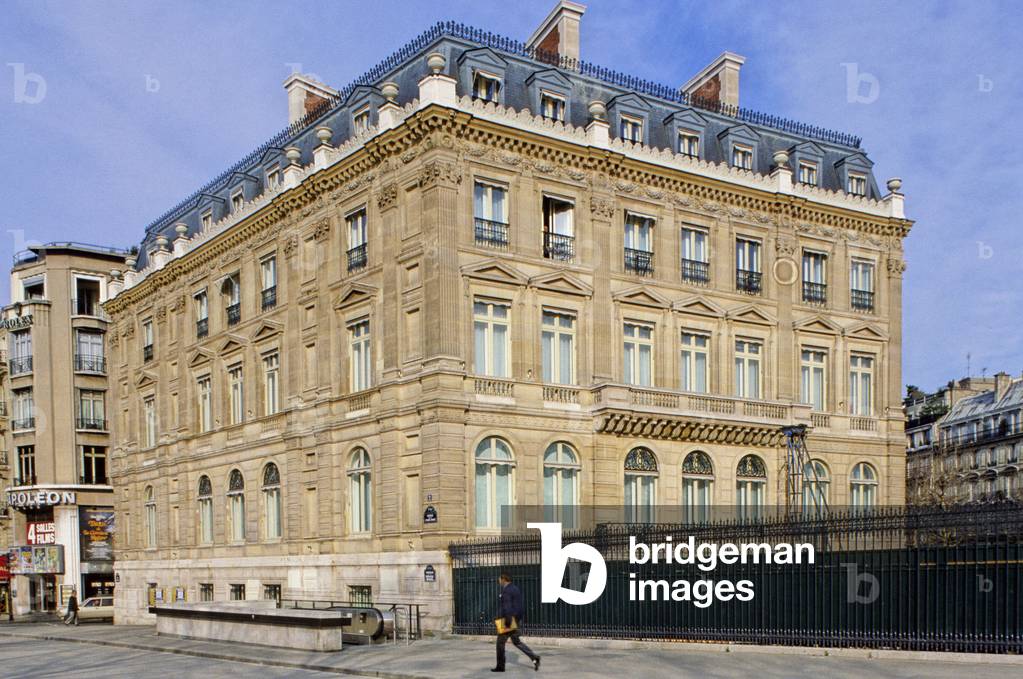 Hotel des Marechaux, Place de l'Etoile, Paris 75008. Architect Jakob Hittorf (1792-1867), 1854. By December 13, 1854, the species surrounding the Arc de Triomphe is devolu to 12 private hotels that still remain today. The gardens of these hotels look towards the square. These hotels are clearly recognizable by their identical columns. It was for no reason that Parisians called them hotel des Marechaux at the time.