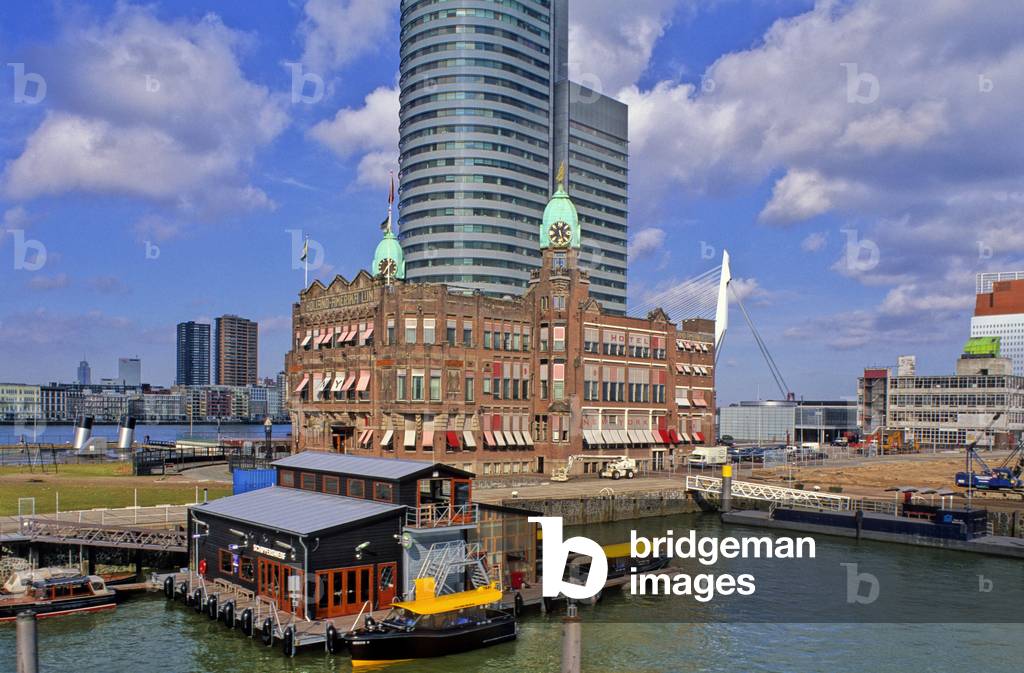The port of Rotterdam, Netherlands (Netherlands) is the first European port and is located at the mouth of the Meuse and the Rhine.