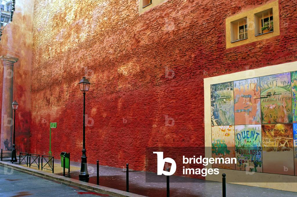Wall painting in Paris 10th. Photography 10/06/99.
