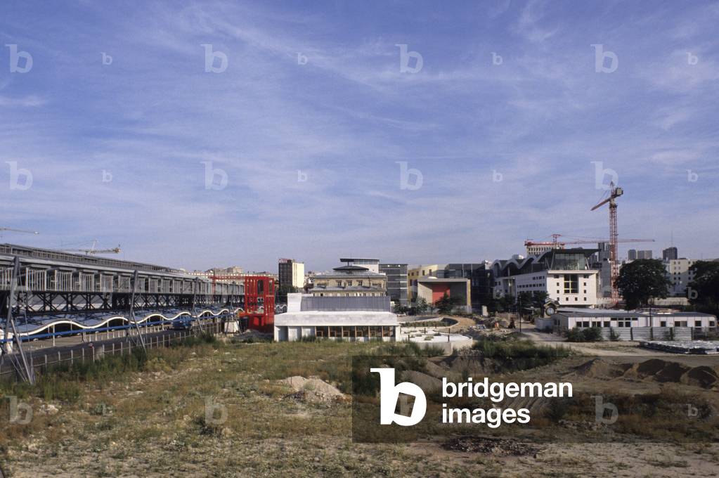 Parc de la Villette, Paris 75019. Architecture by Bernard Tschumi, 1987-1991. This 55-hectare park, divided in two by the Ourcq Canal, is located on the site of the Villette slaughterhouses. The design of the park was entrusted to Bernard Tschumi in 1983.