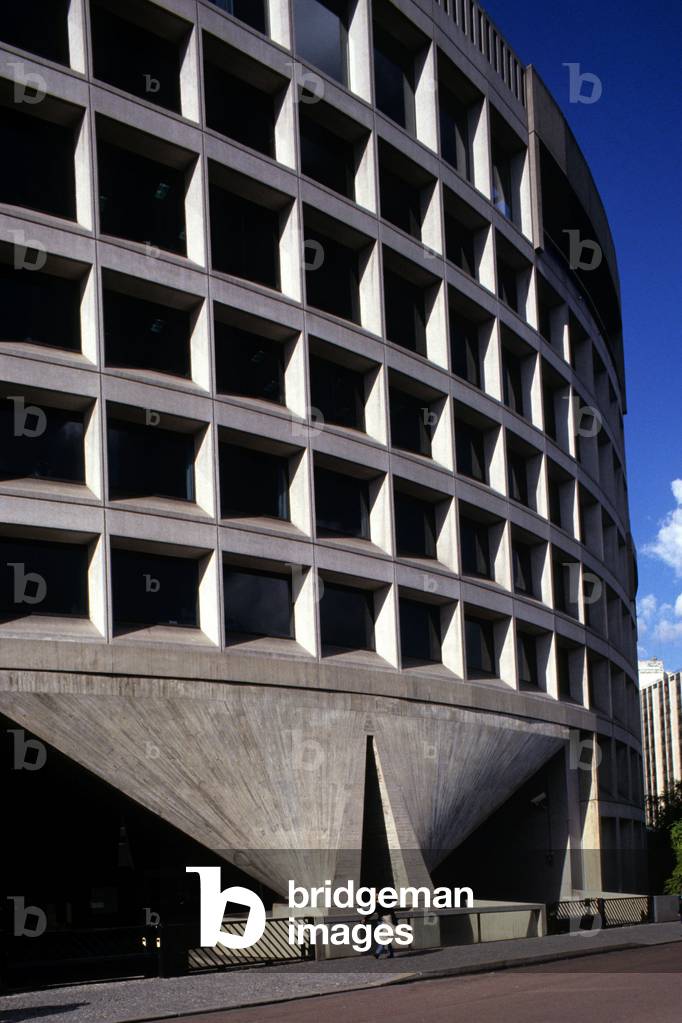 The Embassy of Australia, 4 rue Jean Rey, Paris 15th arrondissement. Architects Harry Seidler and Peter Hirst, 1978.