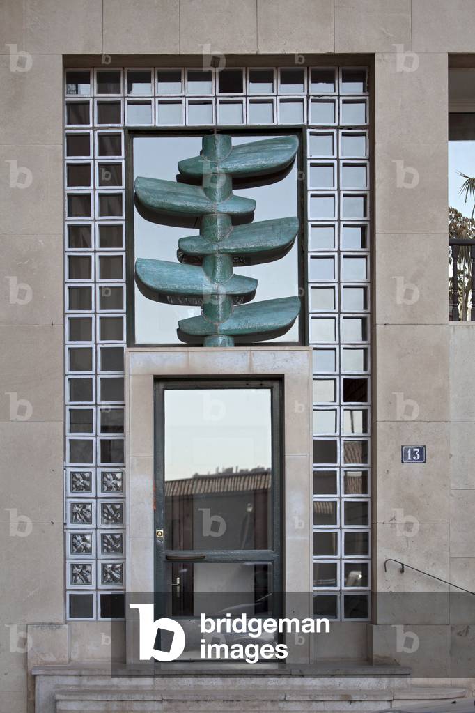 La Tourette accommodation in the Old Port district in Marseille - Square Protis - Marseille, 1952 - Fernand Pouillon, Sculpture Jean Amado (c) Collection Artedia/Pouillon Fernand /Artedia/Leemage