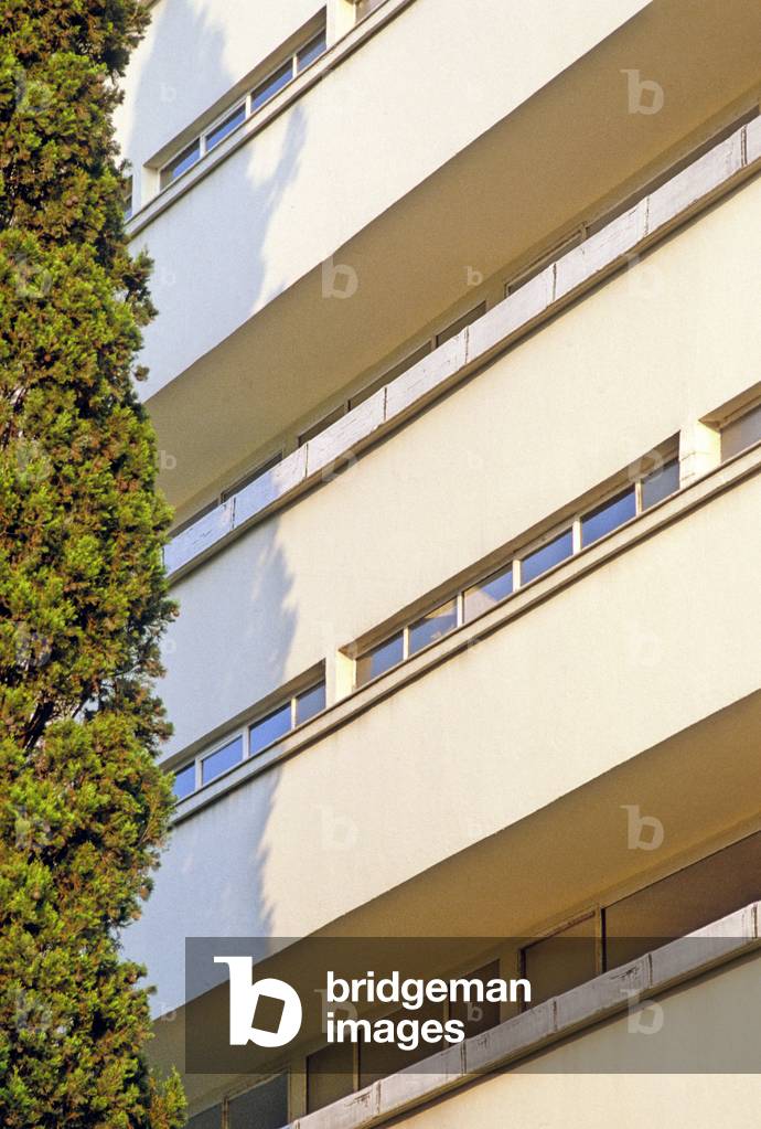 Hotel Latitude 43 in Saint Tropez (Var). Architect Georges Henri Pingusson (1894-1978), 1931-1933. Long white concrete bar, this 110-room old hotel dominates the city. Since 1998, this very symbolic place of the modern movement has become a co-ownership of individual accommodations.