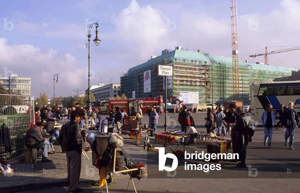 The construction site of the Hotel Adlon, Avenue Unter den Linden on the Pariser Platz, Berlin (Germany). Photography 01/10/96.