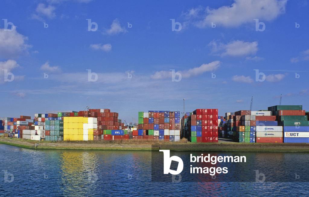 The port of Rotterdam, Netherlands (Netherlands) is the first European port and is located at the mouth of the Meuse and the Rhine.
