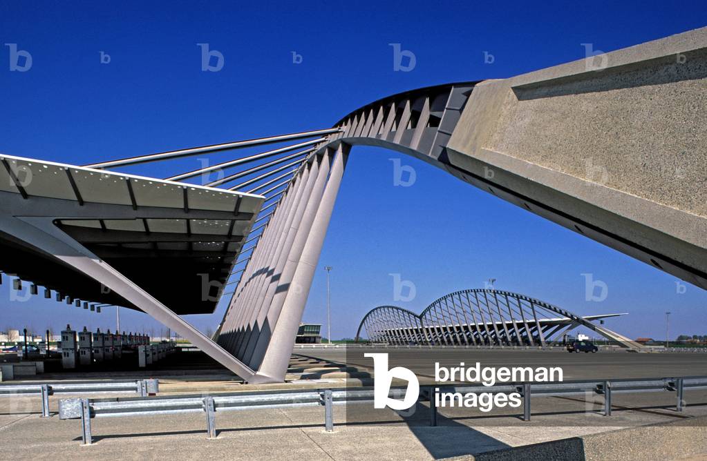 Le peage d'Eprunes in Melun, Seine et Marne (Seine-Et-Marne), region Ile-de-France (Ile de France). Architecture by Marc Mimram, 1995.