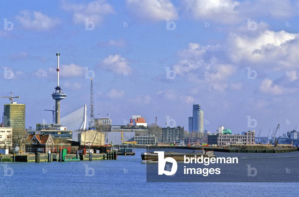 The port of Rotterdam, Netherlands (Netherlands) is the first European port and is located at the mouth of the Meuse and the Rhine.