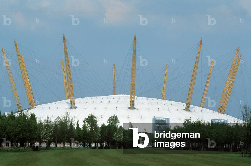Millenium Dome in London (England), directed by Richard Rogers in 1999.