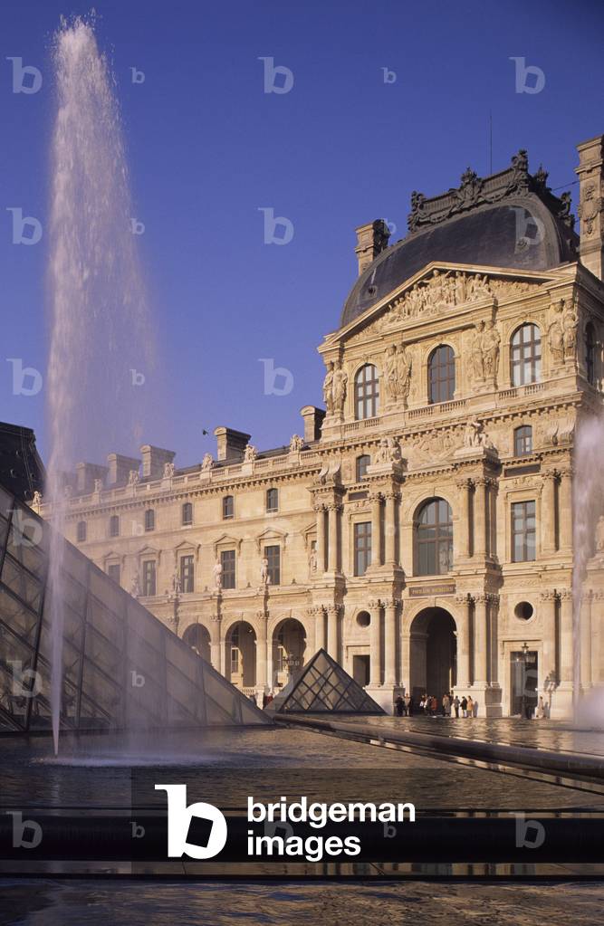 La cour Napoleon du Musee du Louvre, Grand Louvre, Rue de Rivoli and quai des Tuileries, Paris 75001. Architecture of Ieoh Ming Pei in association with Michel Macary and Jean-Michel Wilmotte, 1983-2001. Photography 1989.