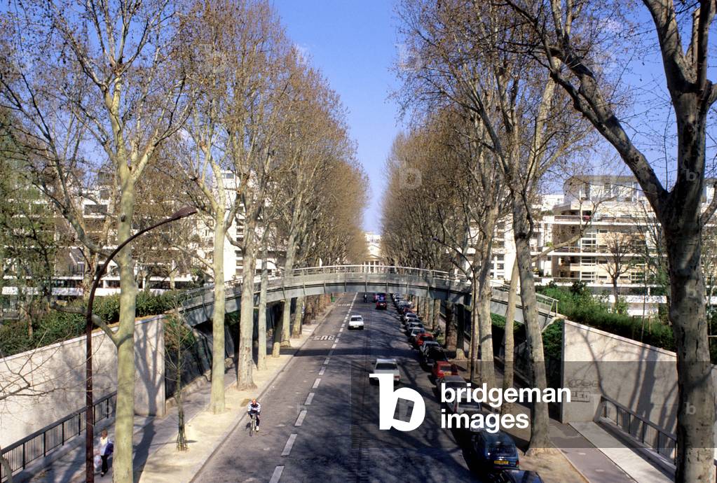 Le Parc de Bercy, Paris 75012. Architect: Bernard Huet with Madeleine Ferrand Jean-Pierre Feugas and Bernard Leroy. Landscapers: Ian Le Caisne and Philippe Raguin, 1993-1997. The Parc de Bercy has been moved to the site of the old wine warehouses of Bercy