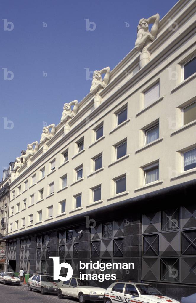 Social housing and police station, 76-78 avenue Daumesnil a Paris 75012. Construction 1992, architect Manolo Nunez Yanowsky. Photography 1992.