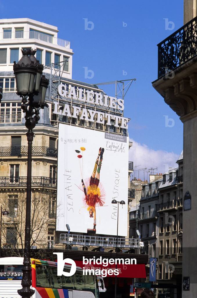 Les Galeries Lafayette, 38-46ae boulevard Haussmann, Paris 9e. The owners Alphonse Kahn and Theophile Bader entrusted the architect Georges Chedanne in 1906 with the construction of a new stone building. And in view of the success of this new concept, Ferdinand Chanut extended the building in 1910.