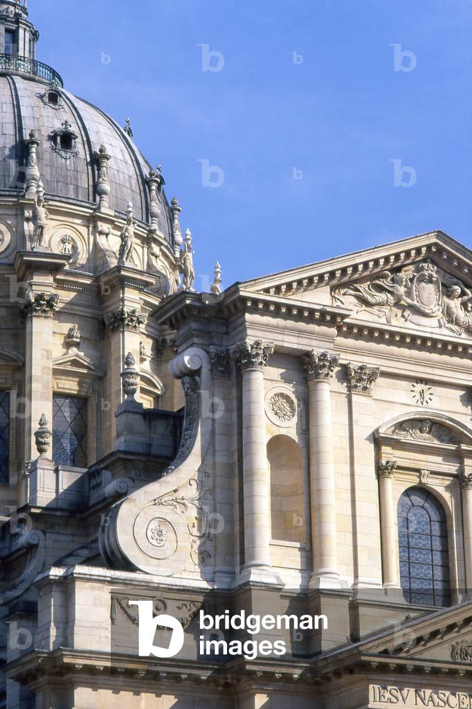 Church of Notre Dame du Val de Grace in Paris. The church is the fruit of the wish of Queen Anne of Austria to raise a beautiful temple to God if he sent her a son. After twenty-three years of marriage, in 1638, the future Louis XIV was born, who laid the first stone on 1 April 1645 and the construction ended at the end of the 1660s with sculptural and pictorial decoration. The works were first entrusted to Mansart, to which Le Mercier was succeeded, having worked notably at the Hotel de St Aignan and the Bibliotheque of Mazarin, and then Le Muet, who attended Le Duc. In 1649, the disturbances of the Fronde led to a long interruption of work, which did not resume until 1655. Photography 10/08/98.