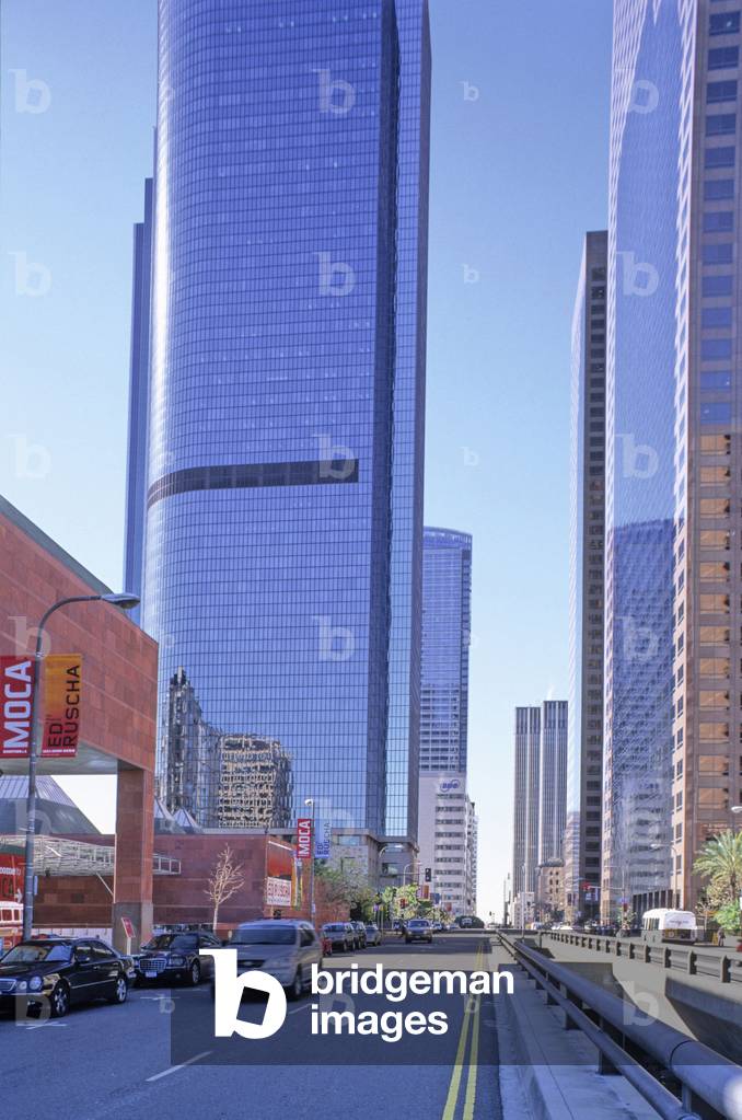 South Grand Avenue in the business district, downtown to Los Angeles (California, USA). On the left, the signage of the museum of contemporary art (MOCA.)