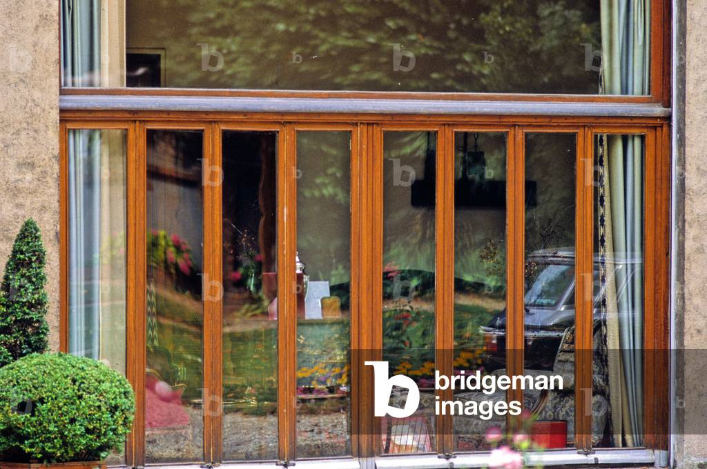 The house Cassandre in Versailles (Les Yvelines). Construction 1924-1925, architects Auguste (1874-1954) and Gustave (1876-1952) Perret. Built for the poster designer Jean Marie Mouron, known as Cassandre, made of weapon concrete and featuring a large workshop overlooking the garden on the ground floor, it is located in a 19th century residential area, close to the railway station on the right bank and the villa Bomsel d'Andre Lurcat. Photography 10/06/88.