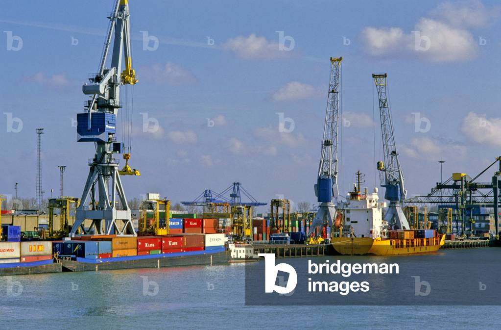 The port of Rotterdam, Netherlands (Netherlands) is the first European port and is located at the mouth of the Meuse and the Rhine.